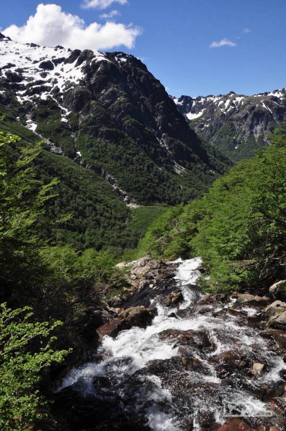 A bela paisagem da trilha para o Refúgio San Martín, no lago Jakob, na região de Bariloche, na Argentina